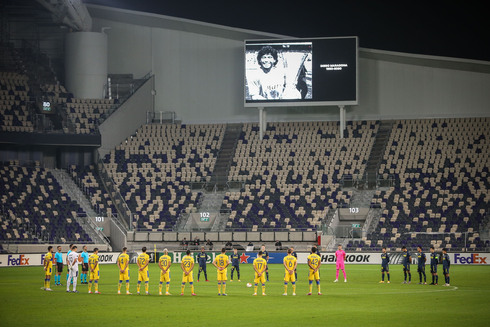 Sentido homenaje a Maradona en el estadio Nuevo Bloomfield de Tel Aviv. 