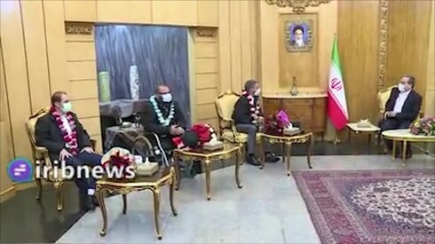 El vicecanciller iraní junto a los tres terroristas liberados por Tailandia.