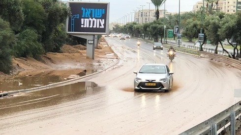Namir Road de Tel Aviv se inundó después de fuertes lluvias ( Foto: Nadav Abas )