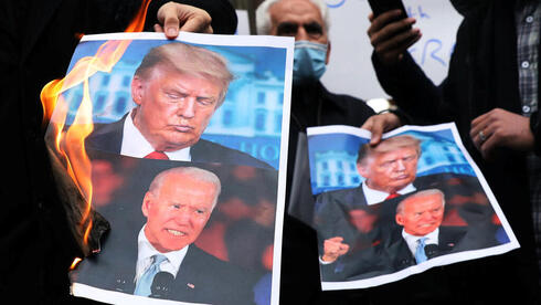 Manifestantes iraníes queman imágenes de Joe Biden y Donald Trump.