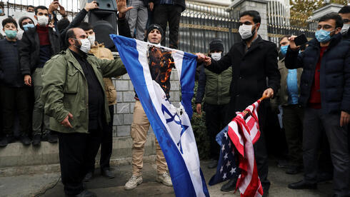 Iraníes queman banderas de Israel y Estados Unidos tras la eliminación del científico que lideraba el programa nuclear iraní.