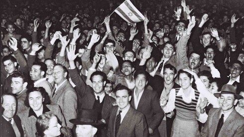 Festejos en Tel Aviv tras la histórica decisión de la ONU.  