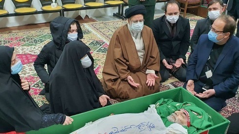 El jefe del sistema judicial iraní y familiares de Fakhrizadeh despiden al científico asesinado.