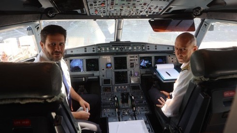 Los pilotos del vuelo histórico antes de partir hacia Dubai.