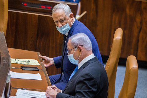 Benjamín Netanyahu y Benny Gantz en la Knesset. 
