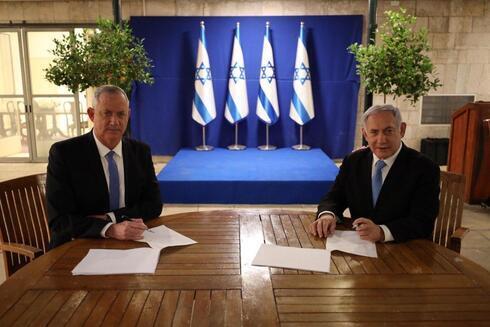 Benjamín Netanyahu y Benny Gantz durante la firma del acuerdo de coalición de gobierno en abril.