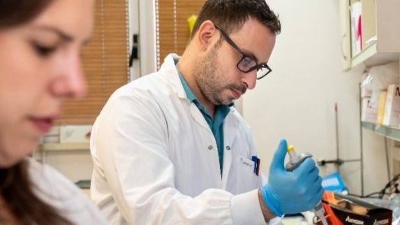 El doctor Daniel Rosenblum y la estudiante de doctorado Anna Gutkin trabajan en el Laboratorio de NanoMedicina de Precisión de la Universidad de Tel Aviv. 