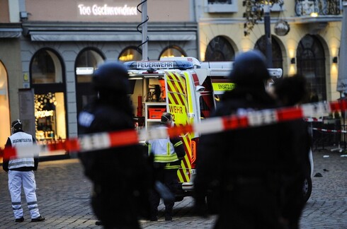 Dos personas murieron y 15 resultaron heridas después de que un automóvil las atropellara en la suroeste de Alemania. 