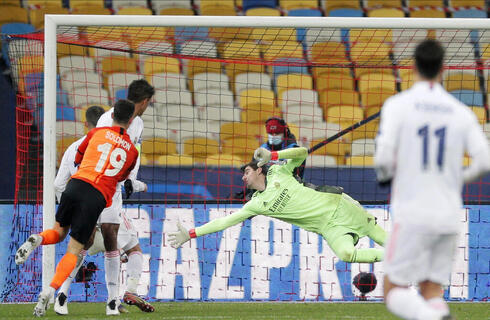 El momento preciso en que Solomon bate a Courtois, el arquero del Real Madrid. 