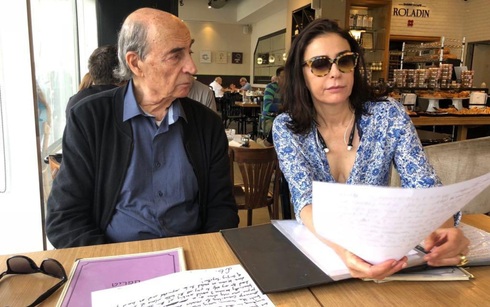 Shaul Halali y su hija Michal Edelsburg trabajan juntos en el análisis de la escritura. 