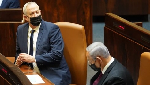 Benny Gantz y Benjamín Netanyahu durante la sesión en la Knesset.