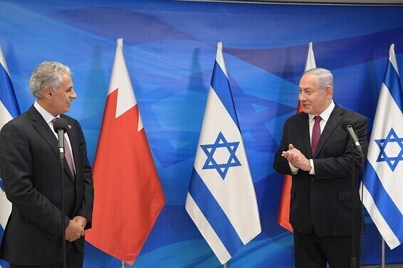Netanyahu junto al ministro de Industria, Comercio y Turismo de Bahrein, Zayed bin Rashid Al-Zayani, en Jerusalén. 