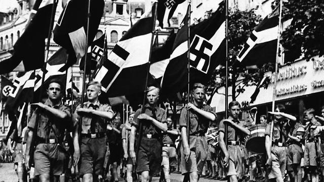 Miembros de las Juventudes Hitlerianas durante una marcha en Berlín en 1936.