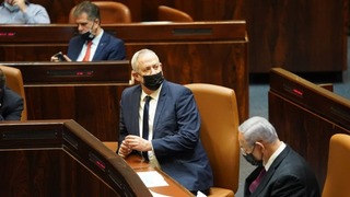 Benny Gantz junto a Benjamín Netanyahu durante el debate para disolver la Knesset. 