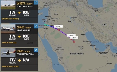Los tres aviones israelíes sobrevuelan Arabia Saudita en camino a Dubai. 