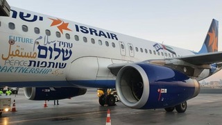 El avión de Israir antes de realizar el primer vuelo comercial israelí a Emiratos el martes.
