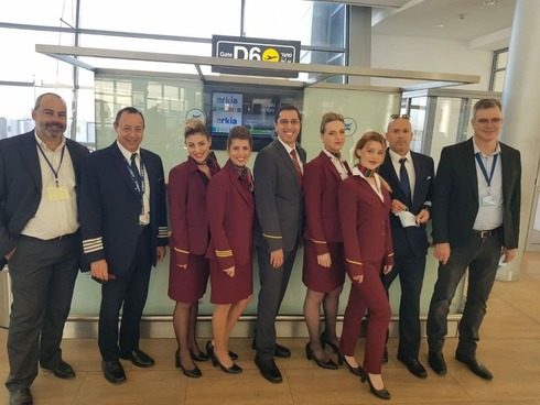 Oz Berlowitz, CEO de Arkia (derecha) y la tripulación del avión en el aeropuerto Ben Gurión.