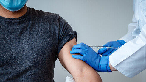 Un voluntario recibe la vacuna de Pfizer/BioNTech.