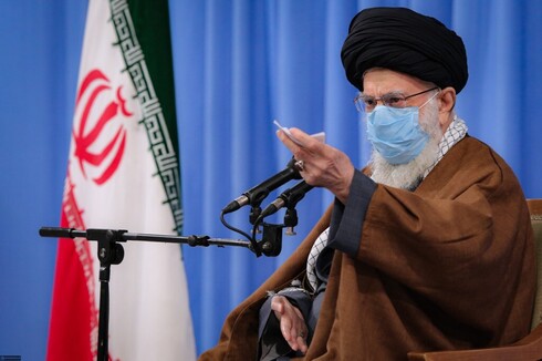 Ali Khamenei proíbe a importação de vacinas americanas ou britânicas. (AFP) Ali Khamenei durante sua última aparição pública em 24 de novembro. proíbe vacinas
