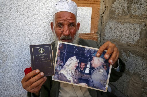 Abu Hashem enseña una de sus fotos junto a Yasser Arafat. 