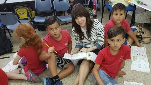 Sarit, docente ultrartodoxa, asegura que en la escuela secular "aprendió un nuevo idioma". (Ynet) Maestra Ortodoxa
