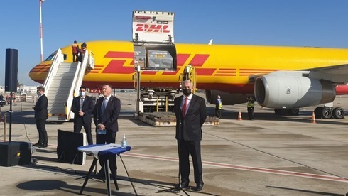 El primer ministro Benjamín Netanyahu y el ministro de Salud Yuli Edelstein reciben la carga en la pista del Aeropuerto Ben Gurion. 