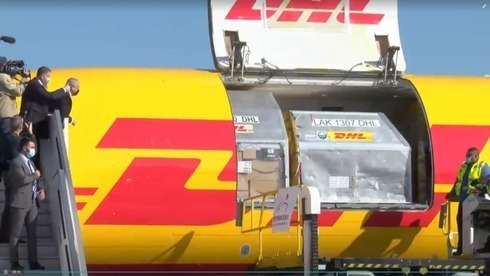 El vuelo de DHL con las vacunas de Pfizer llega al aeropuerto Ben-Gurion. 