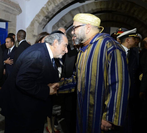 El líder de la comunidad judía marroquí, Serge Bardugo, saluda al rey Muhammad VI. 