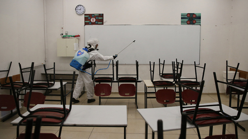 Desinfección de una escuela secundaria de Jerusalem tras un brote de coronavirus. 