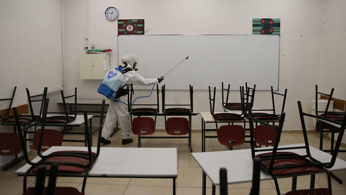 Desinfección de una escuela secundaria de Jerusalem tras un brote de coronavirus. (Alex Kolomoisky) Desinfección de una escuela secundaria de Jerusalem tras un brote de coronavirus.