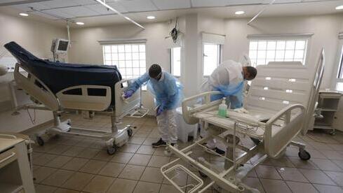 Desinfección de la sala de coronavirus del Centro Médico Sourasky. 