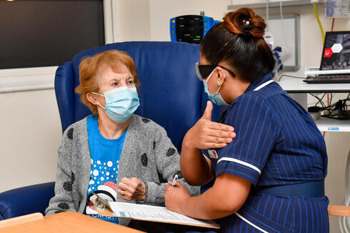 Maggie Keenan, una mujer británica de 90 años, fue la primera persona del mundo en recibir la vacuna de Pfizer la semana pasada.