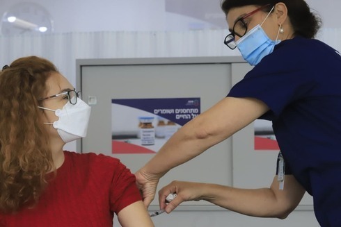 El personal del hospital israelí Sheba realiza prácticas de cara a la campaña de vacunación que comenzará el 23 de diciembre. 