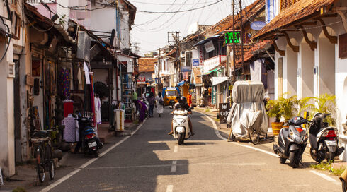 Una vista de una calle en Kochi, India, que está llena de bulliciosos escaparates y mercados. 