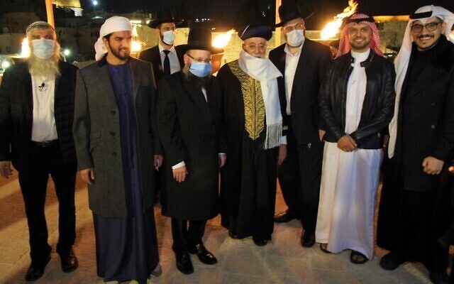 A delegação formada por Emiratis e Bahrein junto com o Rabino do Muro das Lamentações, Shmuel Rabitovitch. (GPO) Muro das lamentações
