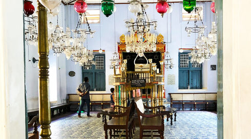 Vista interior de una sinagoga de 452 años en Kochi. 