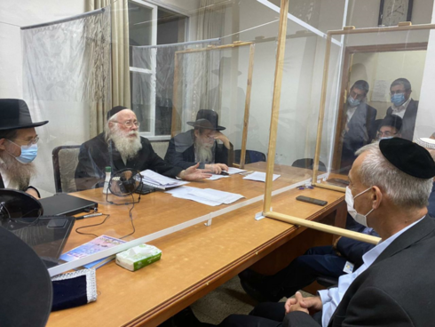 Reunión entre prominentes rabinos ultraortodoxos y altos funcionarios del Ministerio de Salud en Bnei Brak. 
