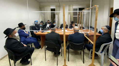Reunión entre prominentes rabinos ultraortodoxos y altos funcionarios del Ministerio de Salud en Bnei Brak.