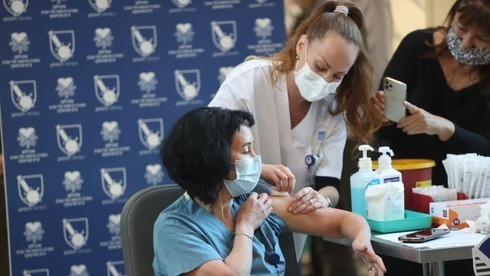 Uma enfermeira é vacinada contra o coronavírus no Centro Médico Ichilov em Tel Aviv. (Moti Kimchi) Uma enfermeira é vacinada contra o coronavírus no hospital Ichilov em Tel Aviv.