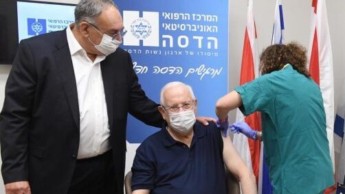 Reuven Rivlin se transformó en el primer presidente del mundo en ser vacunado contra el coronavirus. 