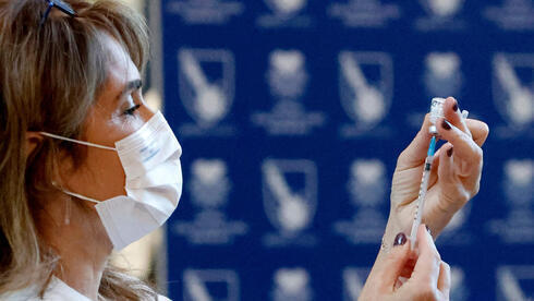 Una enfermera del hospital Ichilov, de Tel Aviv, se prepara para administrar una vacuna.