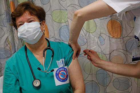 Una miembro del personal médico del Hospital Barzilai de Ashkelon recibe la vacuna contra el coronavirus.