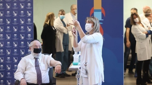 El ex gran rabino de Israel, Meir Lau, recibe la vacuna en el hospital Ichilov de Tel Aviv.