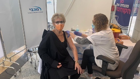 Una mujer es vacunada en Hertzliya.