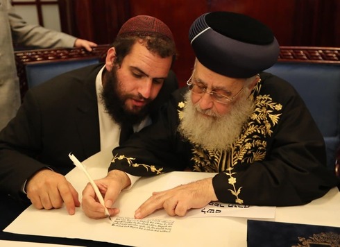 El rabino principal Yitzhak Yosef y el primer rollo de la Torá escrito en los Emiratos Árabes Unidos. 