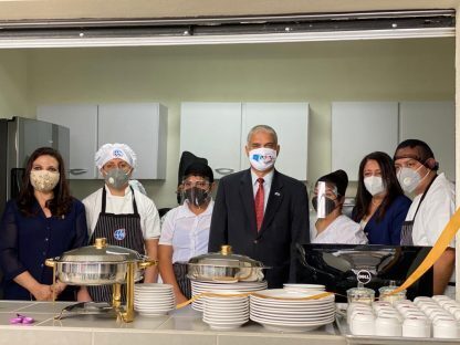 Foto del embajador israelí en al cocina de la cafetería inclusiva. 