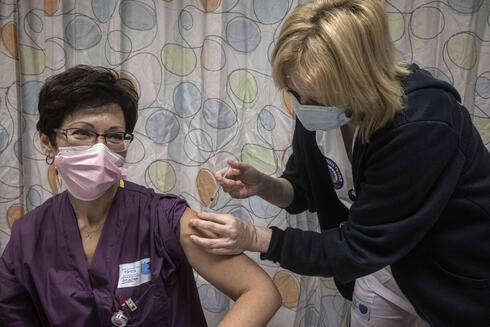 Una enfermera del Centro Médico Barzilai, en Ashkelon, recibe la primera dosis de la vacuna.