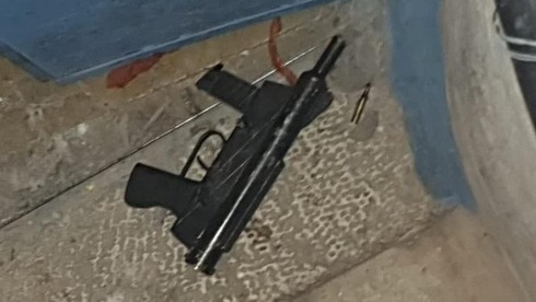 A arma apreendida do terrorista morto na Cidade Velha de Jerusalém. (Polícia de Israel) Terrorista