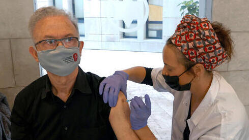 Un ciudadano israelí recibe la vacuna en una clínica del centro de Israel. 