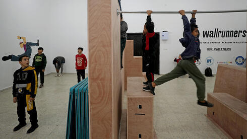 Niños que practican parkour, en Gaza, se ejercitan en el primer gimnasio habilitado para este deporte. 
